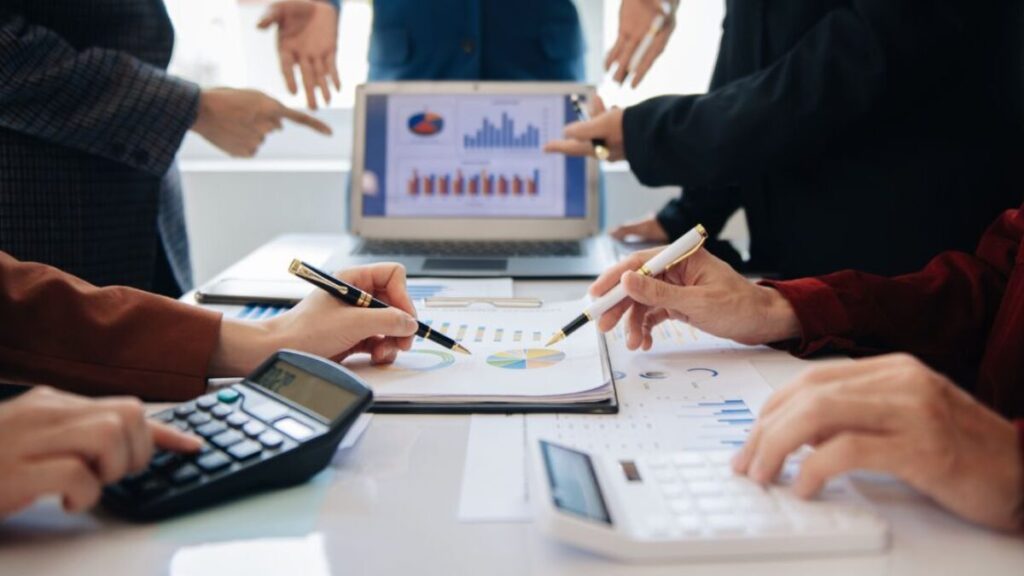 Planejamento financeiro empresarial com análise de dados e gráficos