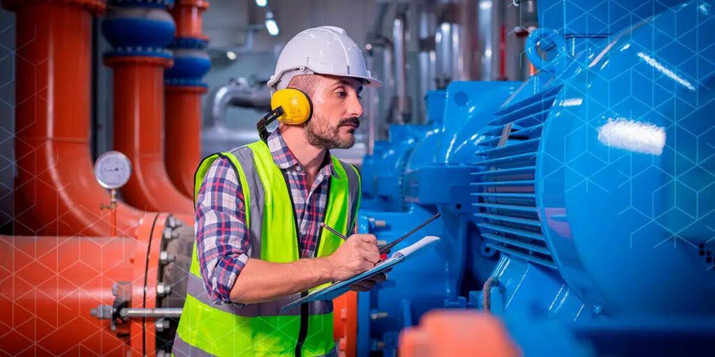 Técnico inspecionando equipamento industrial.