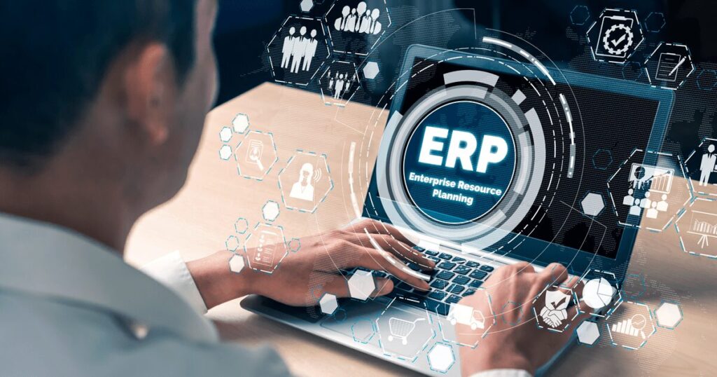 Homem mexendo no computador em sistemas de automação de processos empresariais
